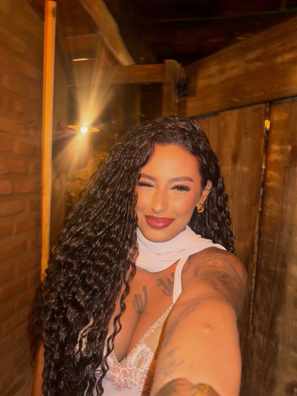 Raphaella com cabelo cacheado longo